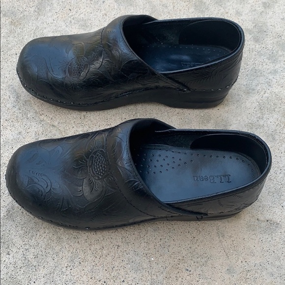L.L.Bean Floral Embossed Black Clogs Size 7.5 - Picture 3 of 9